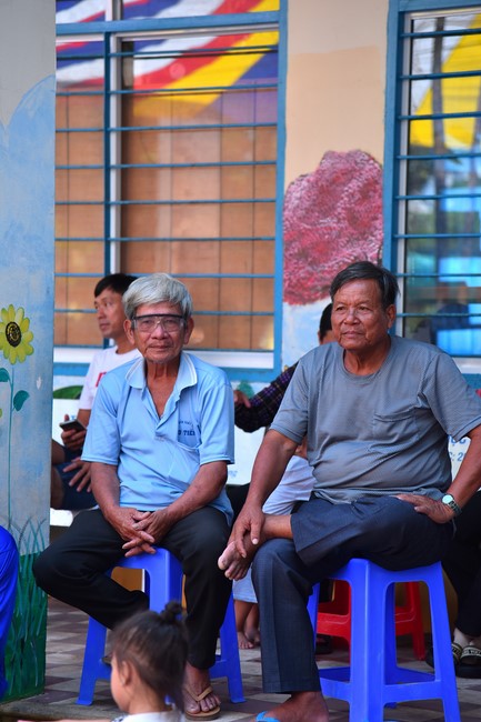 Giving Mid-Autumn Festival gifts to pupils of primary schools of An Huong Pagoda - An Giang
