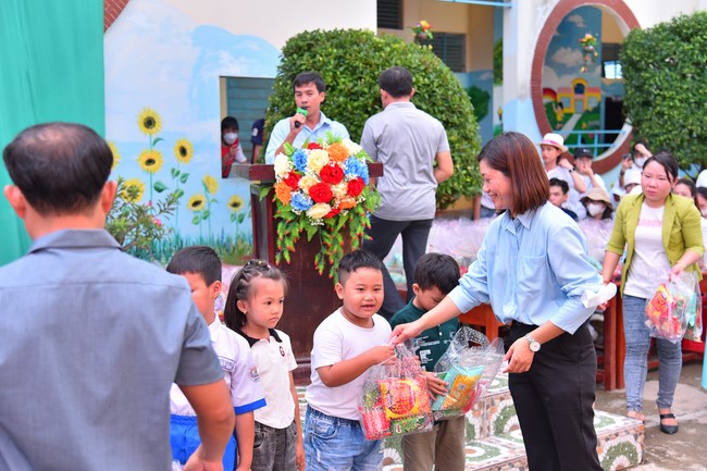 Giving Mid-Autumn Festival gifts to pupils of primary schools of An Huong Pagoda - An Giang