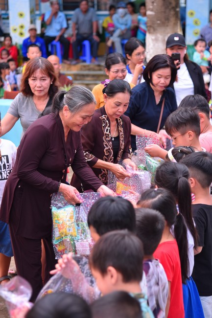 Giving Mid-Autumn Festival gifts to pupils of primary schools of An Huong Pagoda - An Giang