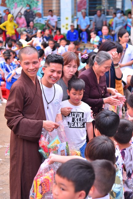 Giving Mid-Autumn Festival gifts to pupils of primary schools of An Huong Pagoda - An Giang