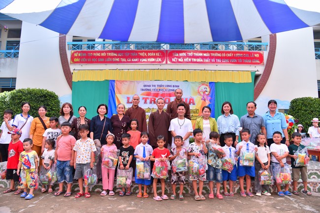 Giving Mid-Autumn Festival gifts to pupils of primary schools of An Huong Pagoda - An Giang