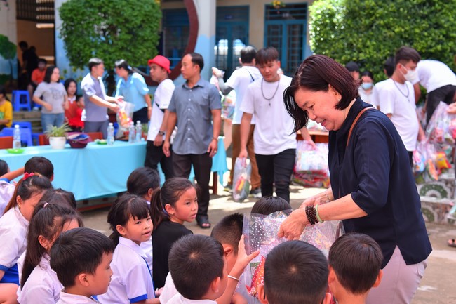 Giving Mid-Autumn Festival gifts to pupils of primary schools of An Huong Pagoda - An Giang