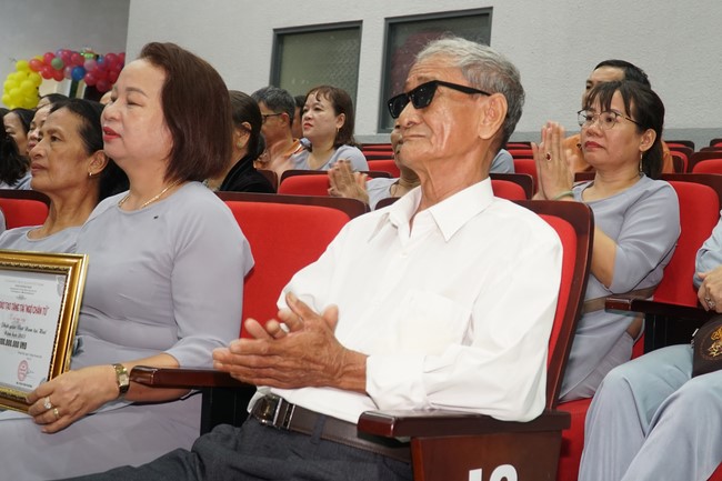 Ngo Chan Tu Education Talent Monk Fund donating in Central region