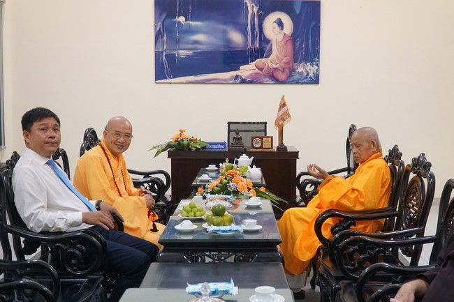 Ngo Chan Tu Education Talent Monk Fund donating in Central region