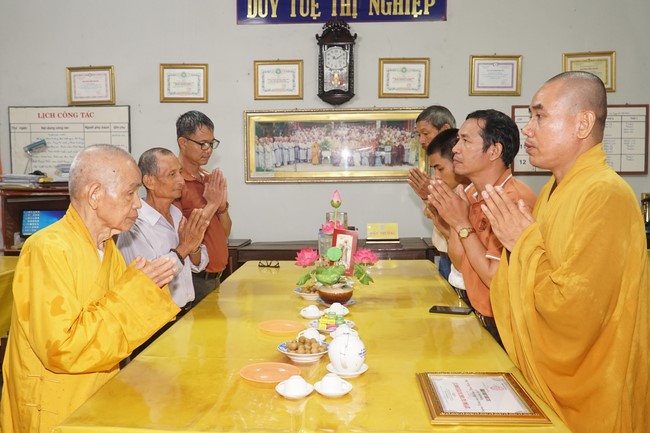 Ngo Chan Tu Education Talent Monk Fund donating in Central region