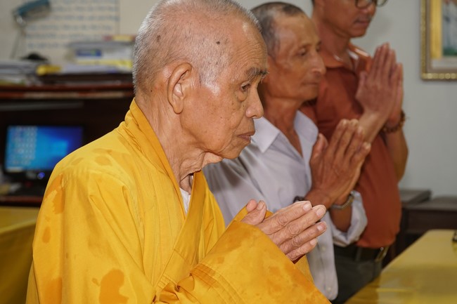 Ngo Chan Tu Education Talent Monk Fund donating in Central region