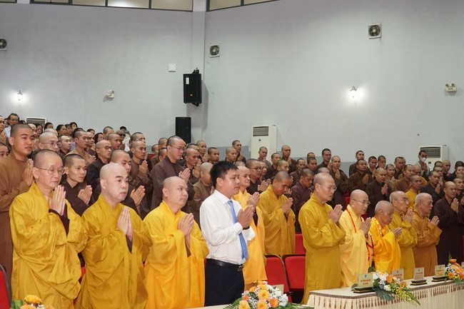 Ngo Chan Tu Education Talent Monk Fund donating in Central region