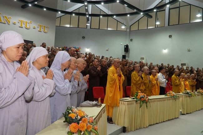 Ngo Chan Tu Education Talent Monk Fund donating in Central region