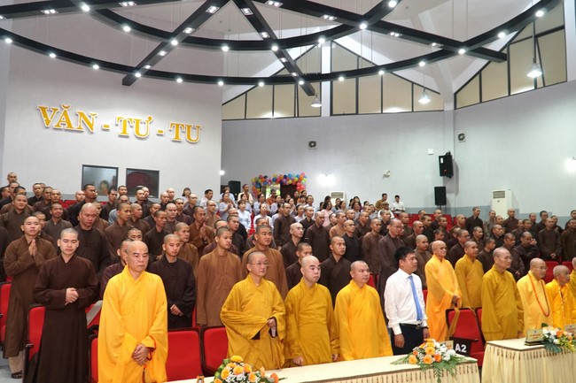 Ngo Chan Tu Education Talent Monk Fund donating in Central region