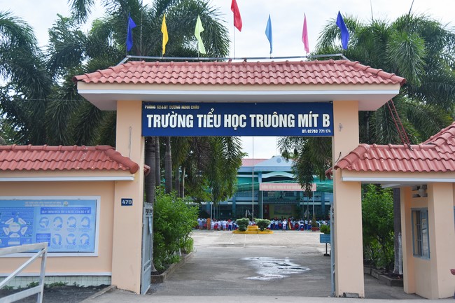 Chùa Quảng Pháp – Tây Ninh: Tặng quà Trung Thu cho các em học sinh