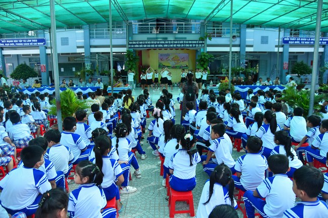 Chùa Quảng Pháp – Tây Ninh: Tặng quà Trung Thu cho các em học sinh