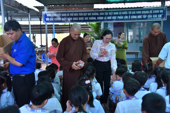 Chùa Quảng Pháp – Tây Ninh: Tặng quà Trung Thu cho các em học sinh