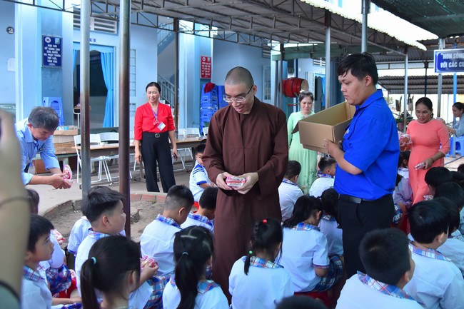 Chùa Quảng Pháp – Tây Ninh: Tặng quà Trung Thu cho các em học sinh