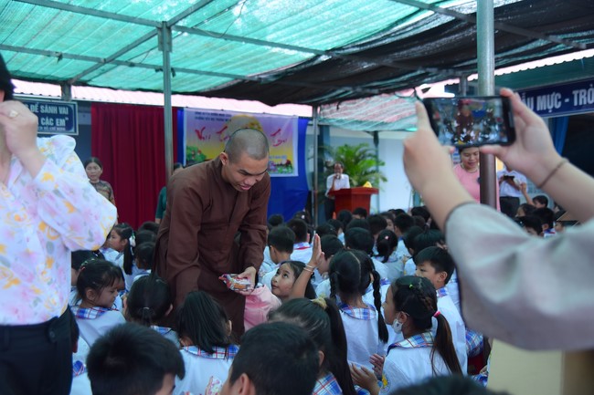 Chùa Quảng Pháp – Tây Ninh: Tặng quà Trung Thu cho các em học sinh