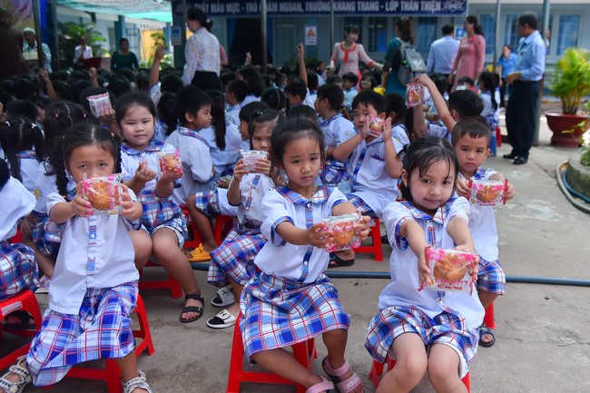 Chùa Quảng Pháp – Tây Ninh: Tặng quà Trung Thu cho các em học sinh