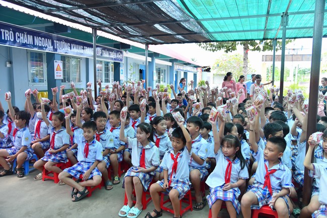 Chùa Quảng Pháp – Tây Ninh: Tặng quà Trung Thu cho các em học sinh