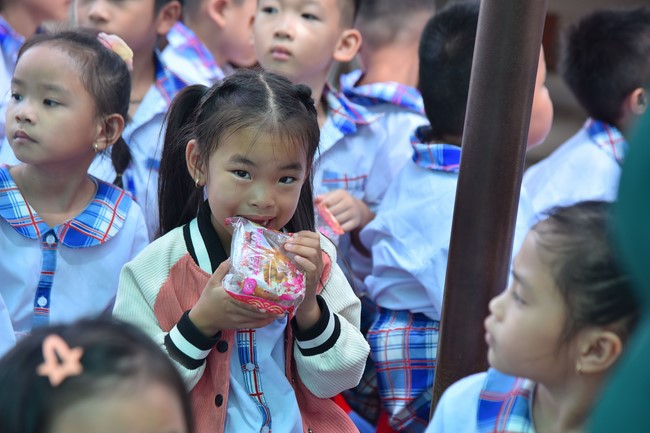 Chùa Quảng Pháp – Tây Ninh: Tặng quà Trung Thu cho các em học sinh