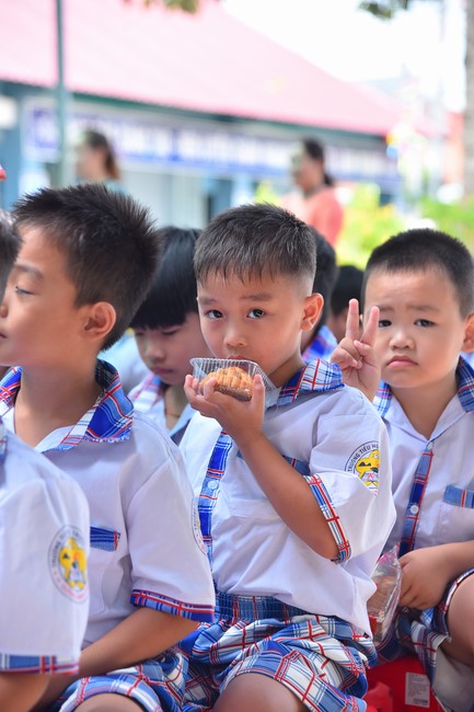 Chùa Quảng Pháp – Tây Ninh: Tặng quà Trung Thu cho các em học sinh