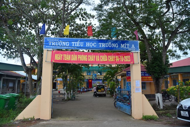 Chùa Quảng Pháp – Tây Ninh: Tặng quà Trung Thu cho các em học sinh