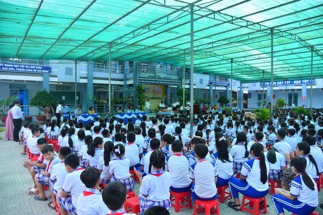 Chùa Quảng Pháp – Tây Ninh: Tặng quà Trung Thu cho các em học sinh