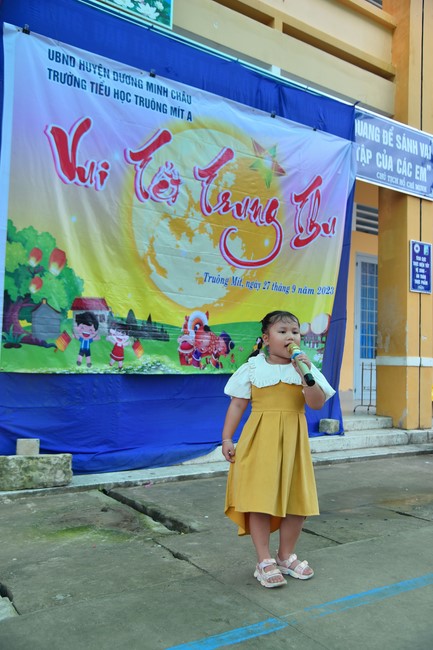 Chùa Quảng Pháp – Tây Ninh: Tặng quà Trung Thu cho các em học sinh