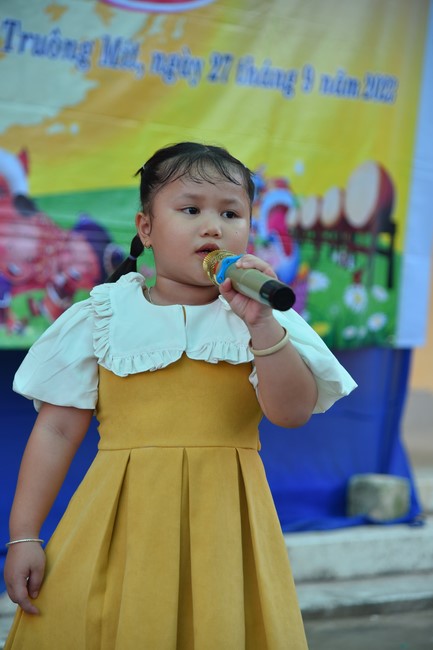 Chùa Quảng Pháp – Tây Ninh: Tặng quà Trung Thu cho các em học sinh