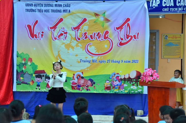 Chùa Quảng Pháp – Tây Ninh: Tặng quà Trung Thu cho các em học sinh