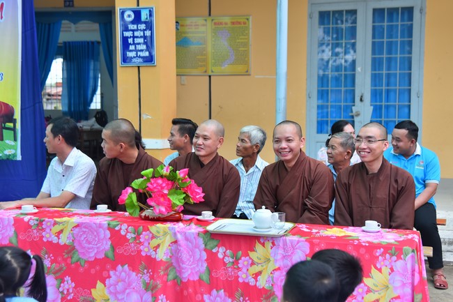 Chùa Quảng Pháp – Tây Ninh: Tặng quà Trung Thu cho các em học sinh