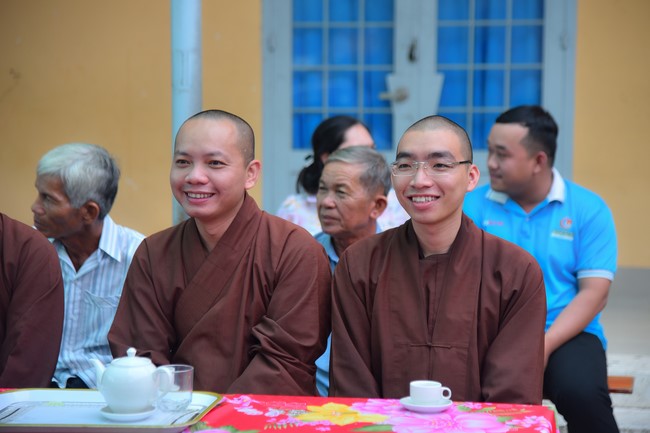Chùa Quảng Pháp – Tây Ninh: Tặng quà Trung Thu cho các em học sinh