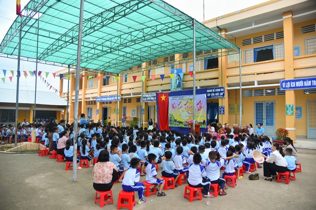 Chùa Quảng Pháp – Tây Ninh: Tặng quà Trung Thu cho các em học sinh