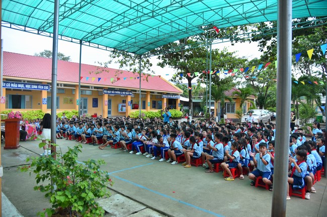 Chùa Quảng Pháp – Tây Ninh: Tặng quà Trung Thu cho các em học sinh