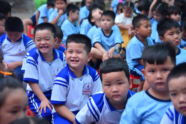 Chùa Quảng Pháp – Tây Ninh: Tặng quà Trung Thu cho các em học sinh