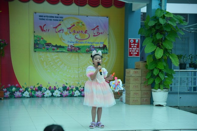 Chùa Quảng Pháp – Tây Ninh: Tặng quà Trung Thu cho các em học sinh