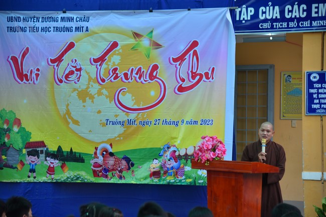 Chùa Quảng Pháp – Tây Ninh: Tặng quà Trung Thu cho các em học sinh