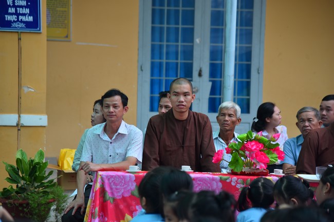 Chùa Quảng Pháp – Tây Ninh: Tặng quà Trung Thu cho các em học sinh