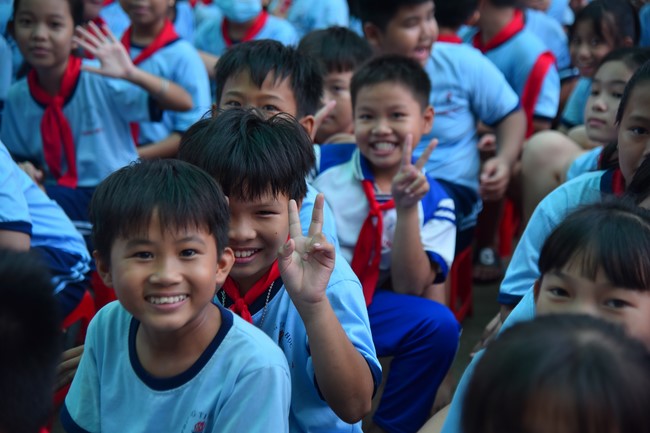 Chùa Quảng Pháp – Tây Ninh: Tặng quà Trung Thu cho các em học sinh