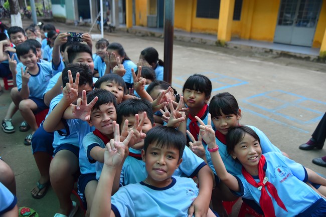 Chùa Quảng Pháp – Tây Ninh: Tặng quà Trung Thu cho các em học sinh