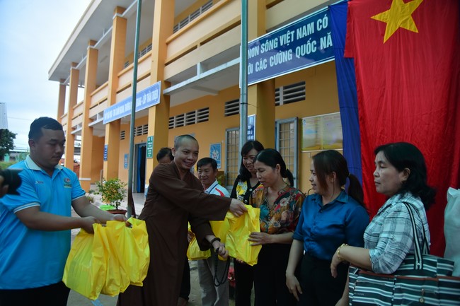 Chùa Quảng Pháp – Tây Ninh: Tặng quà Trung Thu cho các em học sinh