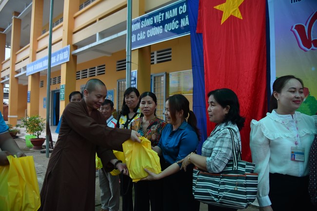 Chùa Quảng Pháp – Tây Ninh: Tặng quà Trung Thu cho các em học sinh