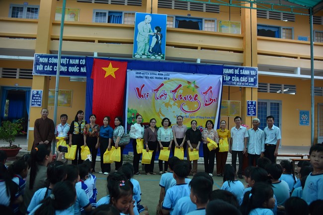 Chùa Quảng Pháp – Tây Ninh: Tặng quà Trung Thu cho các em học sinh