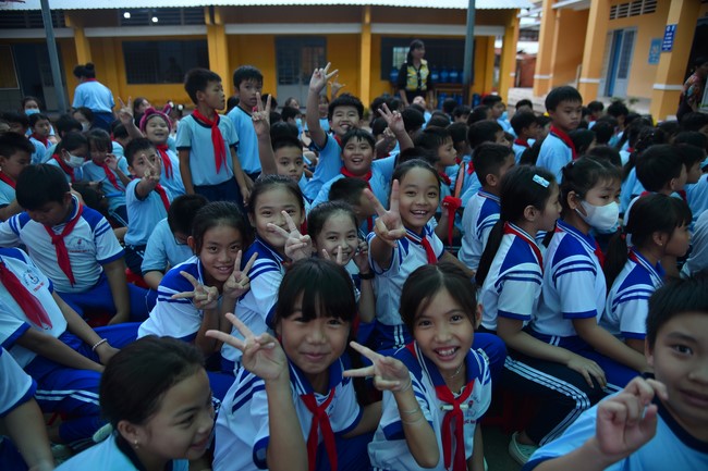 Chùa Quảng Pháp – Tây Ninh: Tặng quà Trung Thu cho các em học sinh