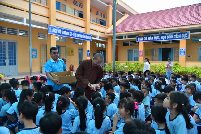 Chùa Quảng Pháp – Tây Ninh: Tặng quà Trung Thu cho các em học sinh