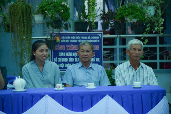 Chùa Quảng Pháp – Tây Ninh: Tặng quà Trung Thu cho các em học sinh