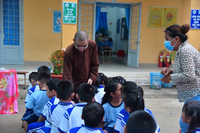 Chùa Quảng Pháp – Tây Ninh: Tặng quà Trung Thu cho các em học sinh