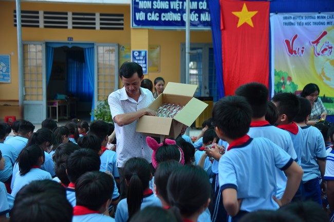 Chùa Quảng Pháp – Tây Ninh: Tặng quà Trung Thu cho các em học sinh