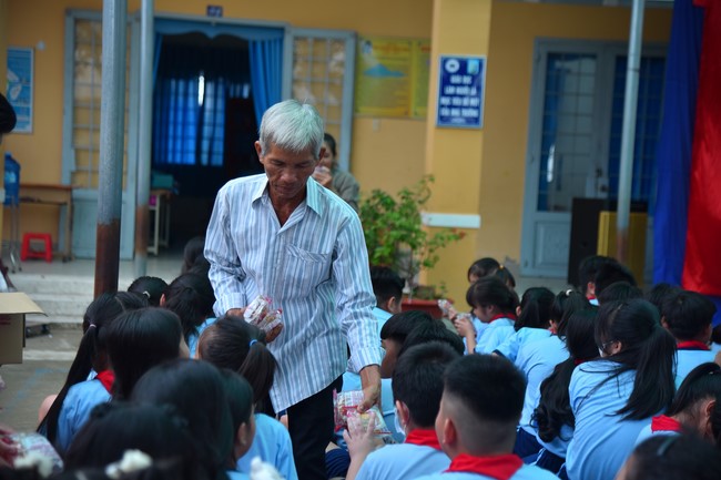 Chùa Quảng Pháp – Tây Ninh: Tặng quà Trung Thu cho các em học sinh