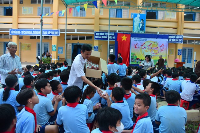 Chùa Quảng Pháp – Tây Ninh: Tặng quà Trung Thu cho các em học sinh