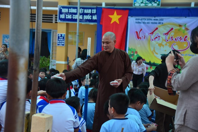 Chùa Quảng Pháp – Tây Ninh: Tặng quà Trung Thu cho các em học sinh