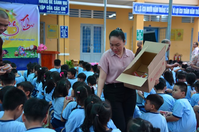 Chùa Quảng Pháp – Tây Ninh: Tặng quà Trung Thu cho các em học sinh