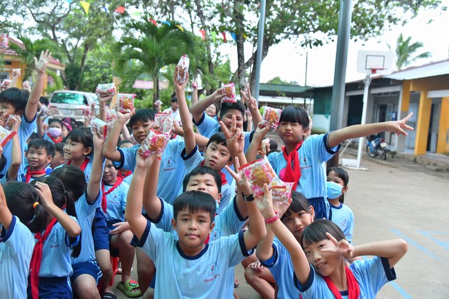 Chùa Quảng Pháp – Tây Ninh: Tặng quà Trung Thu cho các em học sinh